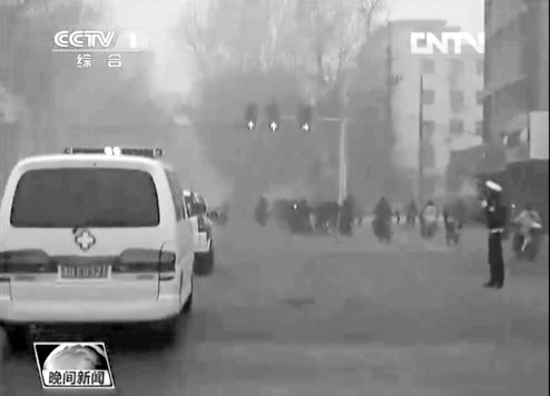 正值上下班高峰，交警調(diào)信號燈分流車輛