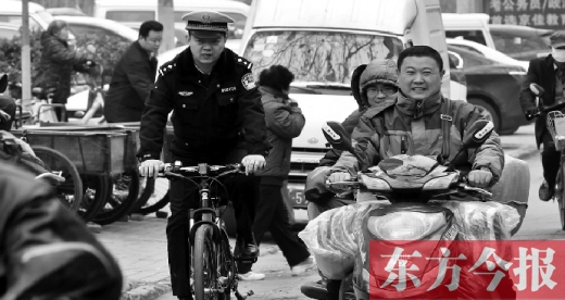 為了倡導(dǎo)綠色出行，鄭州市交警三大隊(duì)民警以身作則騎自行車上下班