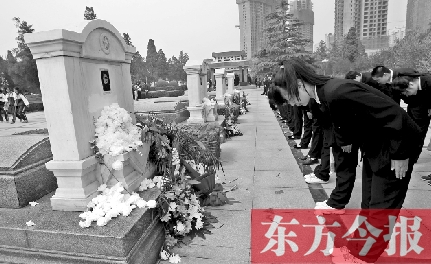 清明節(jié)，鄭州烈士陵園。學(xué)生在吉鴻昌烈士墓前鞠躬致禮