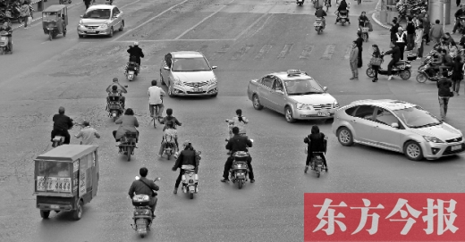 四月九日，鄭州市黃河路與經(jīng)八路交叉口，“中國式過馬路”現(xiàn)象仍很常見