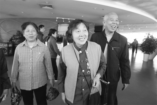 昨日，“尋訪百名共和國(guó)勞?！被顒?dòng)選出的百位勞模免費(fèi)游覽中原福塔
