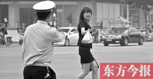一名女子闖紅燈，并且躲避交警的處罰