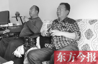 吳四輩和張年學在家聊天，談論啥時候能去上班