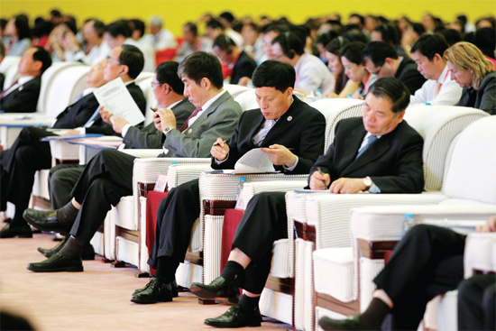 在推介會(huì)上，省長(zhǎng)謝伏瞻（前排右二）在認(rèn)真記錄嘉賓的發(fā)言