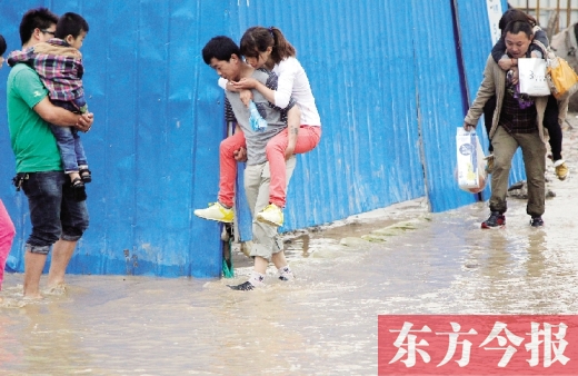雨后鄭州，“背人過河”成了一道甜蜜又無(wú)奈的風(fēng)景 東方今報(bào)記者 沈翔 攝