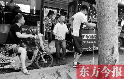 每到下車時，宋鵬（右一）和胡興開（右二）都很艱難，好在周圍的市民都挺照顧的