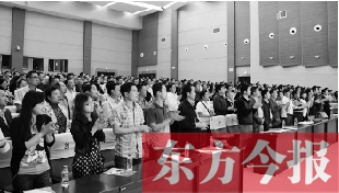 演員謝幕時，沒有觀眾離場，而是全部起立熱烈鼓掌