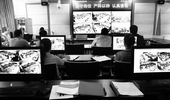 2013年高考首日，鄭州市國家考試考務指揮中心內，工作人員通過監(jiān)控器遠程監(jiān)考