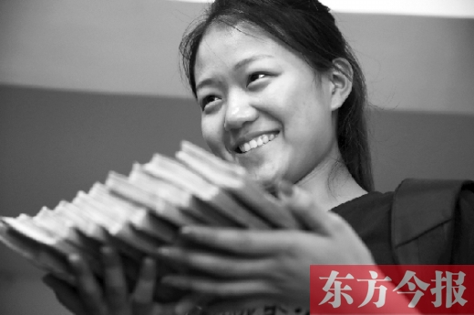 昨天，大一女生周文靜把10萬元現(xiàn)金還給了失主