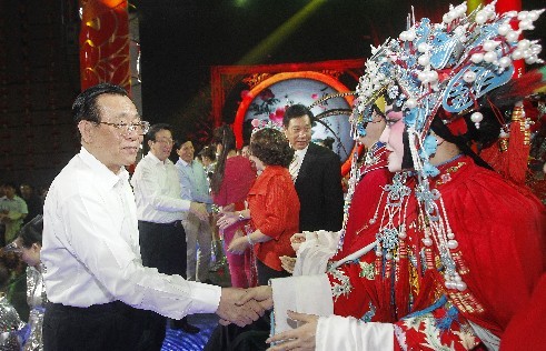 頒獎(jiǎng)晚會(huì)結(jié)束后，王剛（左一）、郭庚茂（左二）、謝伏瞻（左三）上臺(tái)和演職人員握手