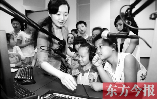河南廣電全媒體小記者參觀河南電臺(tái)教育廣播樂活1066，體驗(yàn)當(dāng)主持人的樂趣