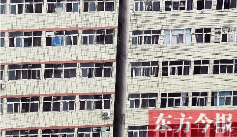鄭州市城中村眾多類(lèi)似這樣火柴盒式的房間，成了大中專(zhuān)畢業(yè)生們暫時(shí)安放青春和夢(mèng)想的地方