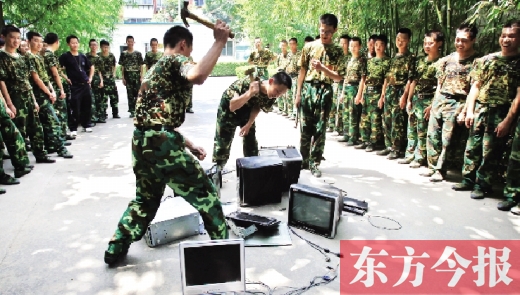 為了讓孩子表達戒除網(wǎng)癮的決心，學校組織孩子親手砸毀電腦