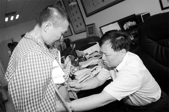 昨天，陜西西安第四軍醫(yī)大學(xué)唐都醫(yī)院骨腫瘤專家范清宇教授（右）在為李剛做檢查