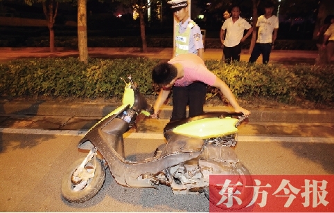 7月9日夜，鄭東新區(qū)街頭，鄭州市交巡警六大隊民警查住一輛“炸街”摩托車