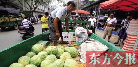 因?yàn)橐估锼?，?lái)鄭州賣(mài)瓜的開(kāi)封瓜農(nóng)姚老漢不但丟錢(qián)還丟瓜