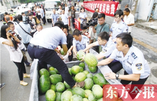 過秤開始，鄭州管城區(qū)城市管理執(zhí)法局等五局委共買了96500斤西瓜