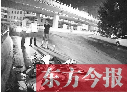 昨日凌晨3時(shí)，鄭州市區(qū)河醫(yī)立交橋下，交警在勘察現(xiàn)場