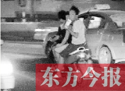 盡管剛剛發(fā)生摩托車車禍，現(xiàn)場很快又現(xiàn)載人摩托車疾馳