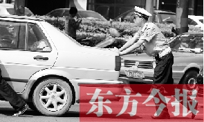 一輛車壞在了路中間，執(zhí)勤交警幫推車