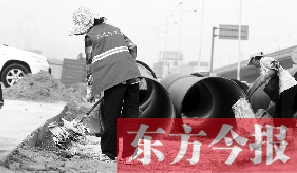 鄭州市鄭東新區(qū)，烈日下工作的環(huán)衛(wèi)工
