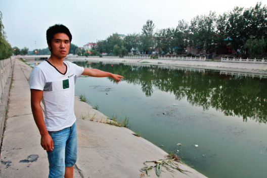 郝亞南指著事發(fā)現(xiàn)場(chǎng) 郝亞南指著事發(fā)現(xiàn)場(chǎng)