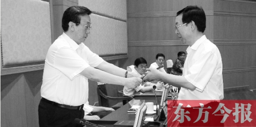 省人大常委會主任郭庚茂向有關(guān)被任命人員頒發(fā)了任命書。圖為新任省發(fā)改委主任孫廷喜在接受任命書