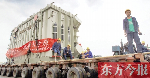 天降大雨，加大了行走的難度，工人們用支桿頂起沿途的電纜