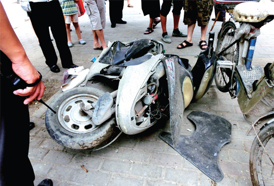8月3日，棉紡路與六廠前街交叉口附近一輛水泥罐車突然爆胎，路邊一輛電動(dòng)車被沖擊波震翻報(bào)廢