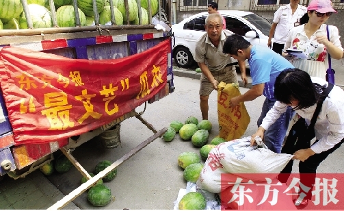 昨日，得知“最文藝瓜農(nóng)”祁老漢（左一）被困，市民紛紛購愛心瓜