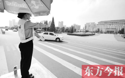昨日，駐馬店市開源大道，女交警冒高溫指揮交通