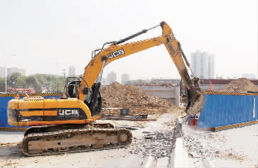 南陽路、北環(huán)快速路立交橋?qū)⑦M行封閉施工，圖為工人正在拆除隔離欄