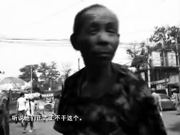 視頻中的男子面對鏡頭發(fā)泄心中的不滿：不合理，明擺著剝削人