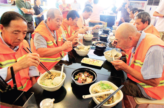 8月18日中午，鄭州市商城路一家飯店邀請33位一線環(huán)衛(wèi)工免費吃頓飯