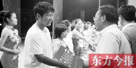 8月25日，河南電視臺8號演播廳，寒門學(xué)子每人拿到了5000元助學(xué)金