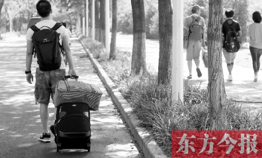 滿載著家人的希望，沿著學(xué)校的路標(biāo)，鄭州大學(xué)新生入學(xué)了，一位新生自己帶著行李來報(bào)到