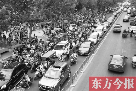 鄭州市城東路上，因為附近兩所小學(xué)開學(xué)，造成交通大擁堵