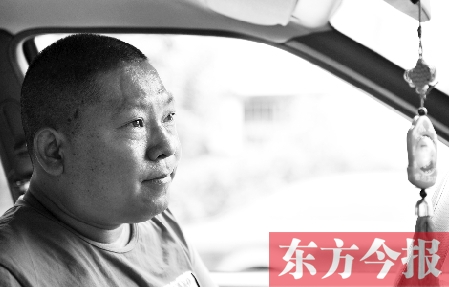 鄧太和帶父親去看病，兩天都沒打開過出租車后備廂