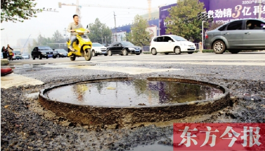 鄭州市航海路與興華南街交叉口當(dāng)中，一處突出地面的窨井口隨時(shí)“伏擊”著粗心的路人