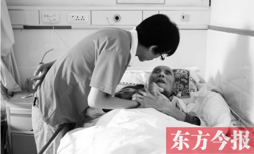 10月11日，鄭州愛馨養(yǎng)老集團。護工對老人無微不至地關(guān)懷照顧