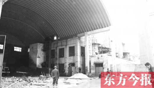 黃委會燃煤鍋爐房里幾臺機(jī)器正“整裝待發(fā)”，大煙囪拆除難