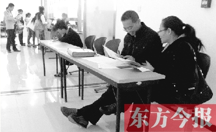 　　10月16日，鄭州市社保中心辦事大廳，新增的桌椅方便了前來辦理手續(xù)的市民