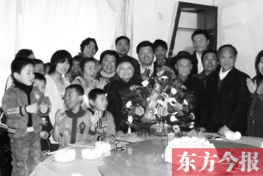 謝云峰、謝韓氏夫婦在生日宴會(huì)上與家人合影　該圖由其家人提供