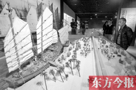 10月19日，大海的方向——西沙華光礁一號沉船寶藏展在省博物院舉行。圖為一位市民在觀看當時（宋朝）工