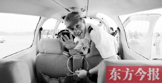 “歡呼”降落鄭州國(guó)際機(jī)場(chǎng)，杰克透過舷窗向人們打招呼