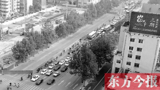圍擋設(shè)置首日，人們騎車緩慢通行