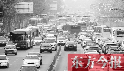 昨日下午4點(diǎn)，在花園路與黃河路口附近，車堵成了“一鍋粥”