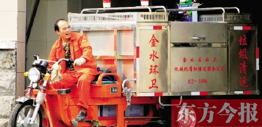 鄭州市金水區(qū)新添置的全封閉電動(dòng)垃圾清運(yùn)車(chē)，既實(shí)用又美觀