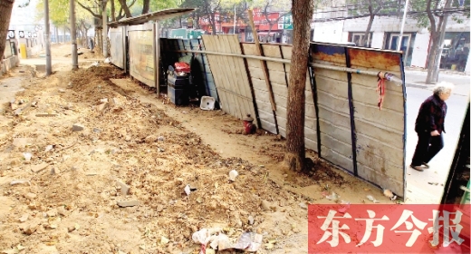 鄭州市紅專路與政七街交叉口，一工地“圍而不動(dòng)”，步行者只好擇路而行