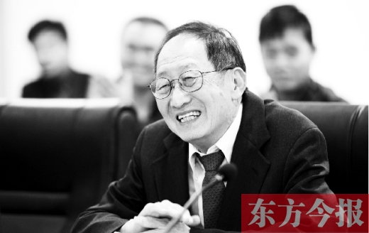 10月24日，美籍華人、諾貝爾物理學(xué)獎獲得者崔琦先生來鄭訪問